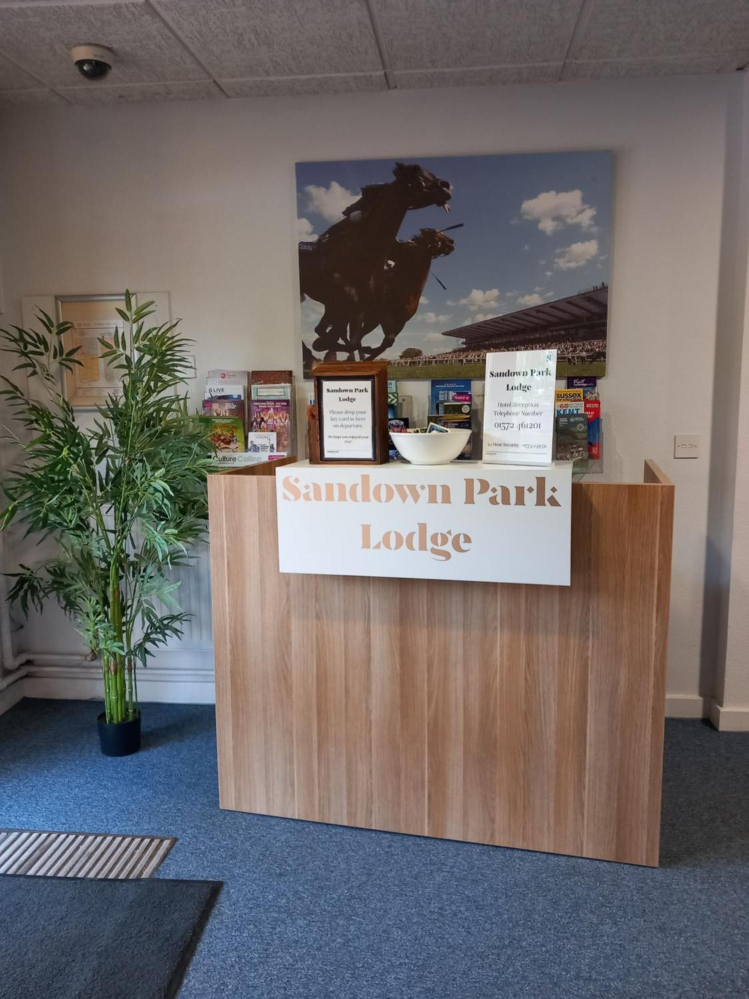 Sandown Park Lodge Esher Exteriör bild