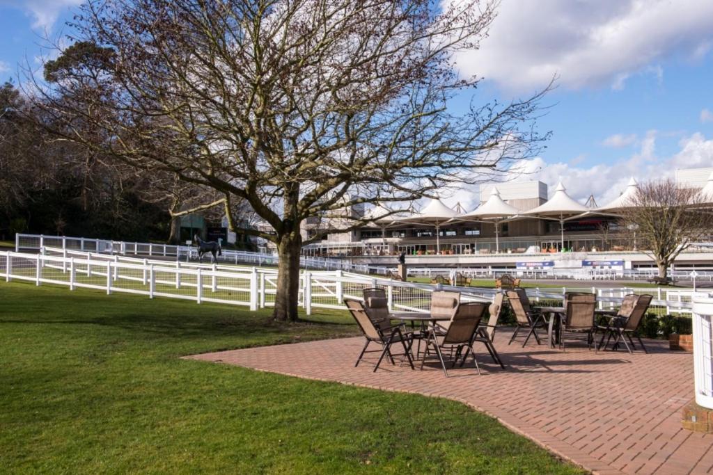 Sandown Park Lodge Esher Exteriör bild
