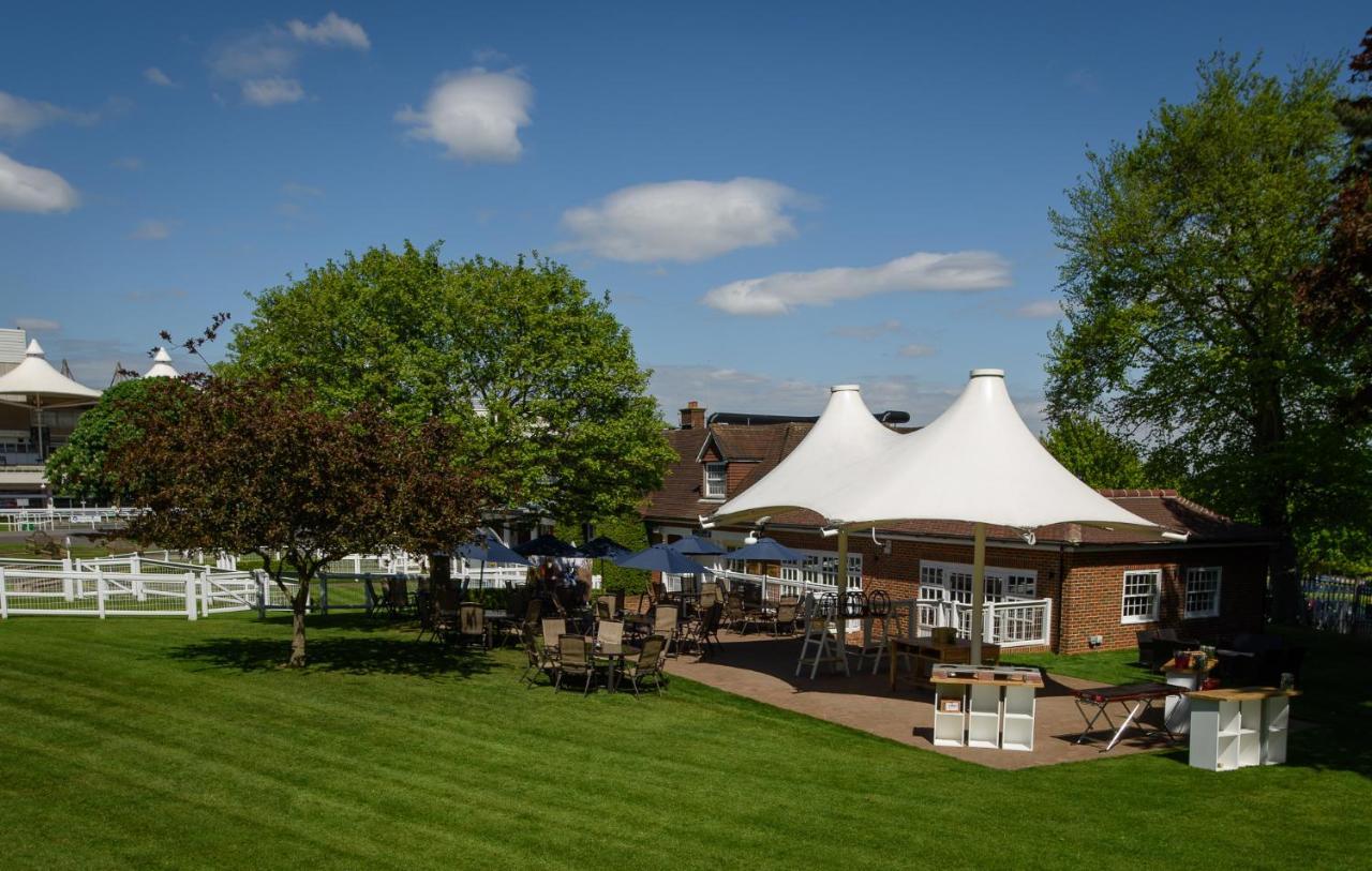 Sandown Park Lodge Esher Exteriör bild